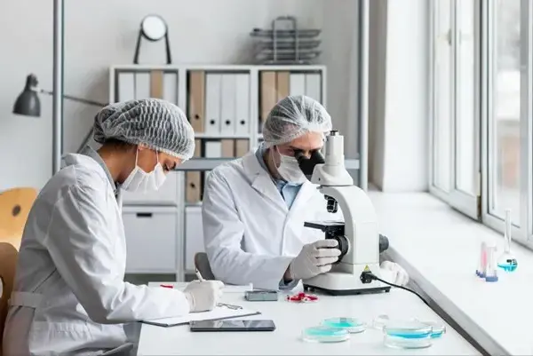 Kto pracuje w laboratorium medycznym? Poznaj kluczowe zawody i ich rolę
