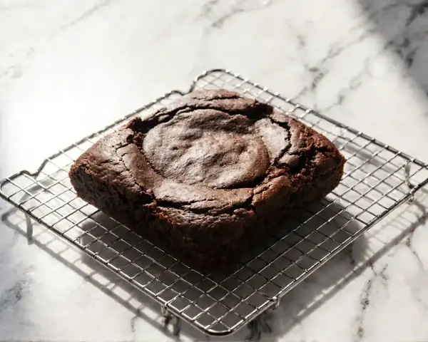 Idealne klasyczne brownie przepis na wilgotne i czekoladowe ciasto. Idealne na deser.