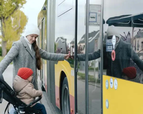 Jak przewozić dziecko w autokarze bezpiecznie i zgodnie z prawem