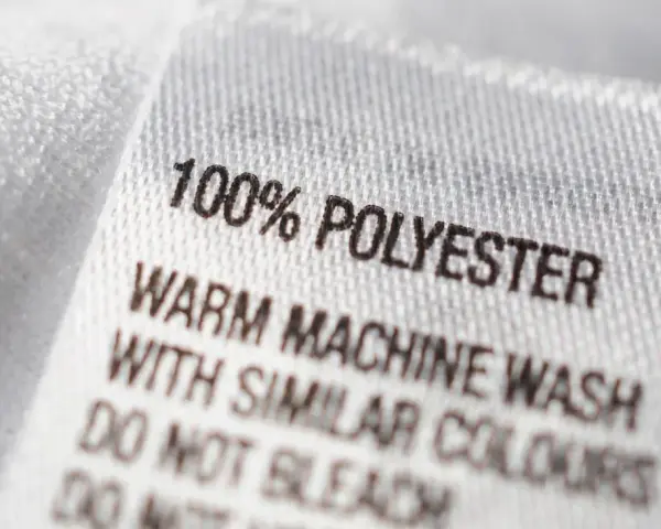 Metka informuje: 100% poliester. Jak prać poliester? Ciepłe pranie w pralce z podobnymi kolorami. Nie wybielać.