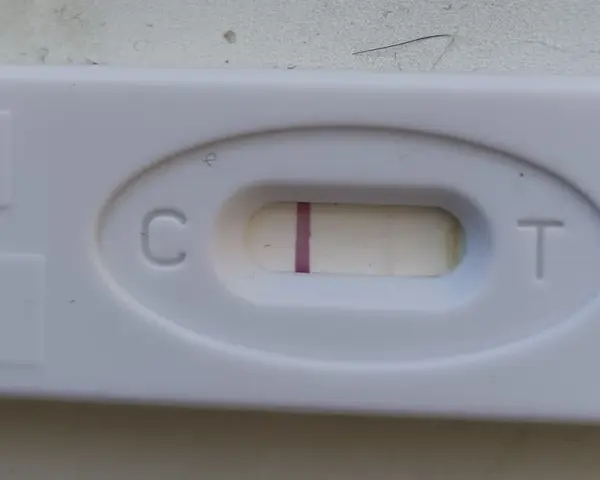 Test ciążowy z jedną, bladą kreską przy literze "C". Wynik negatywny.