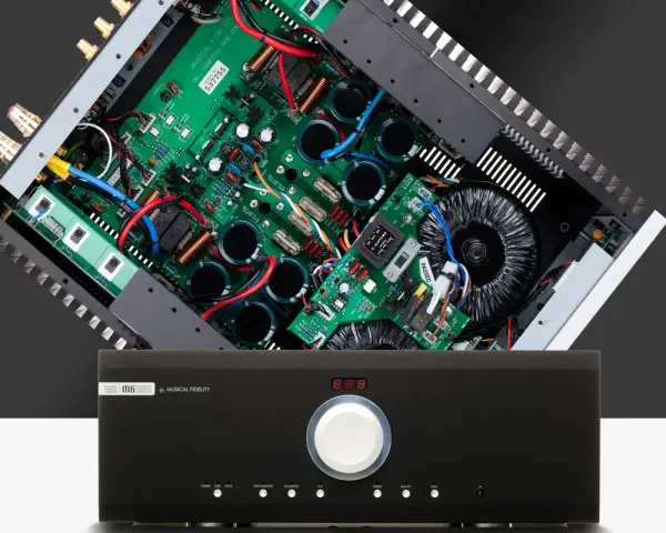 Wnętrze wzmacniacza Musical Fidelity M6 500i z widocznym transformatorem i płytką drukowaną.