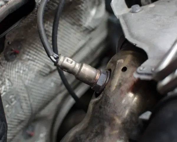 Sonda lambda, kluczowy element układu wydechowego, zamontowana w metalowej osłonie.