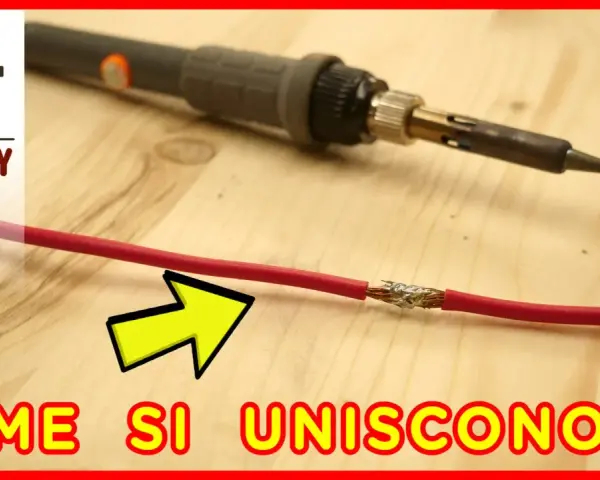Un saldatore pronto a collegare fili elettrici, con un cavo rosso già unito.