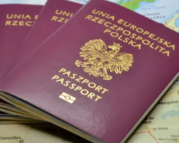 Trzy polskie paszporty leżą na mapie. Zastanawiasz się, ile czasu zajmuje wyrobienie paszportu?