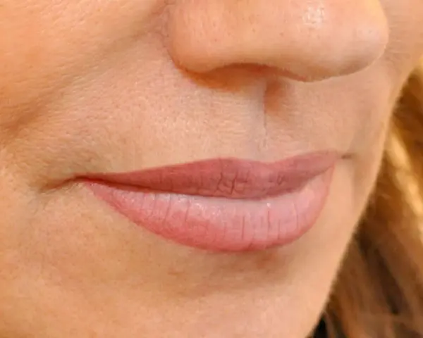Nahaufnahme von vollen, natürlich geschatteten Lippen mit zarter PMU.