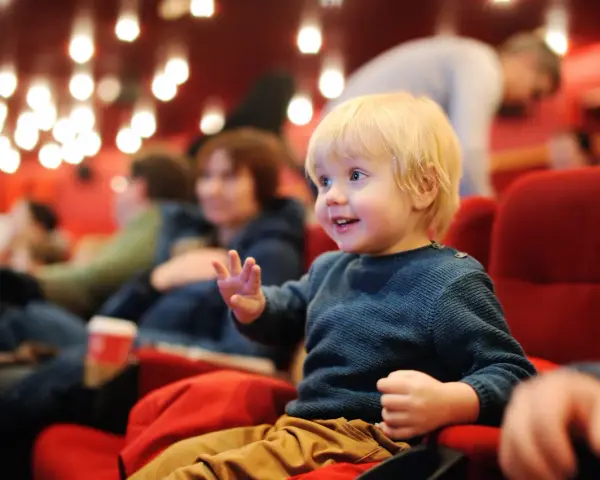 Kiedy do kina z dzieckiem? Odpowiedni wiek i najlepsze filmy