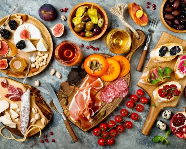 Impreza w stylu lat 80: smakowite menu, które zachwyci gości