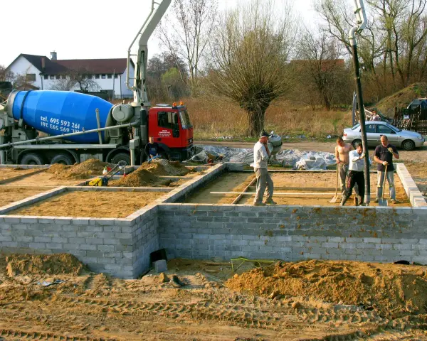 Czym obsypać fundamenty, aby uniknąć problemów z wilgocią?