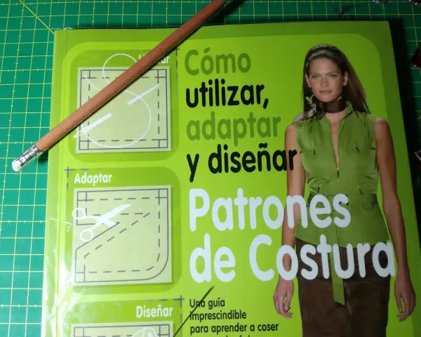 Libro "Cómo utilizar, adaptar y diseñar Patrones de Costura", con ilustraciones de patrones y una modelo.