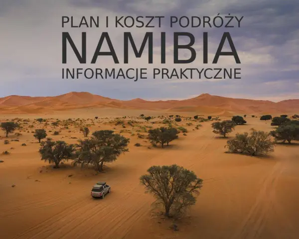 Pustynny krajobraz Namibii z wydmami i akacjami. Samochód terenowy przemierza piaszczyste drogi, odkrywając fascynujące **Namibia atrakcje**.