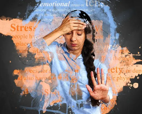 Kobieta z ręką na czole, otoczona słowami "stress", "emotional strain", "anxiety", "depression". Może to symbolizować niedobór witaminy B12 - objawy psychiczne.