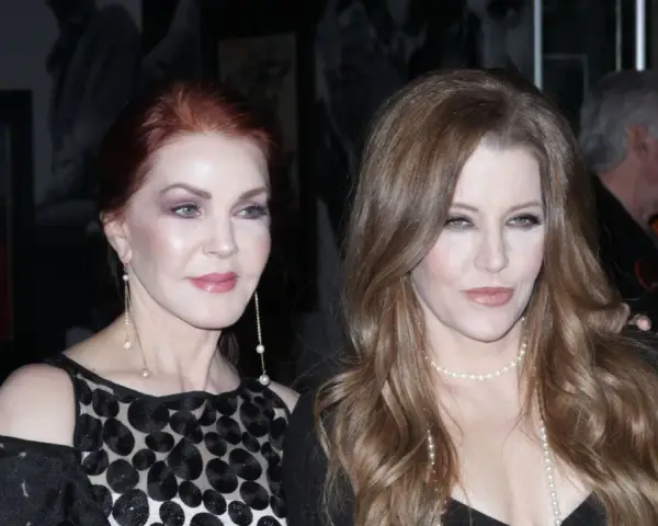 Priscilla Presley und ihre Tochter Lisa Marie Presley, die Elvis' Tochter ist, posieren für ein Foto.