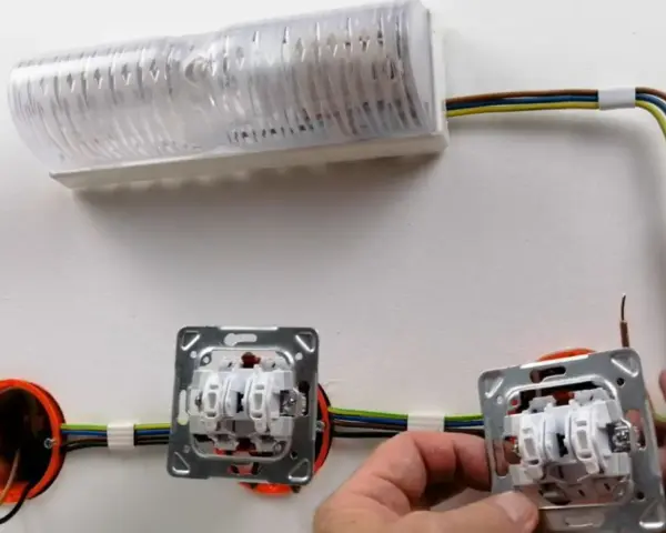 Instalacja elektryczna z lampą i trzema łącznikami. Dowiedz się, co to jest łącznik świecznikowy i jak działa.