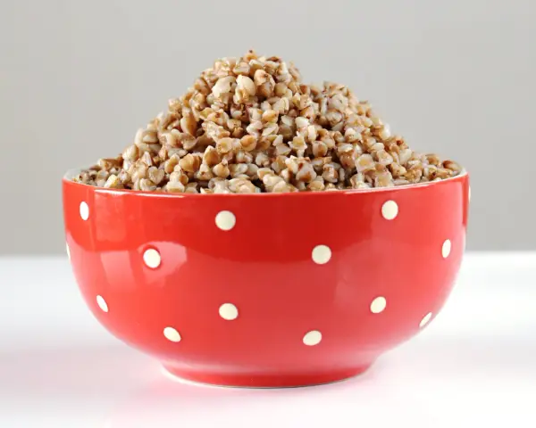 Pełna miska kaszy gryczanej w czerwonej misce w białe kropki. Czy kasza gryczana ma gluten? Nie, jest bezglutenowa!