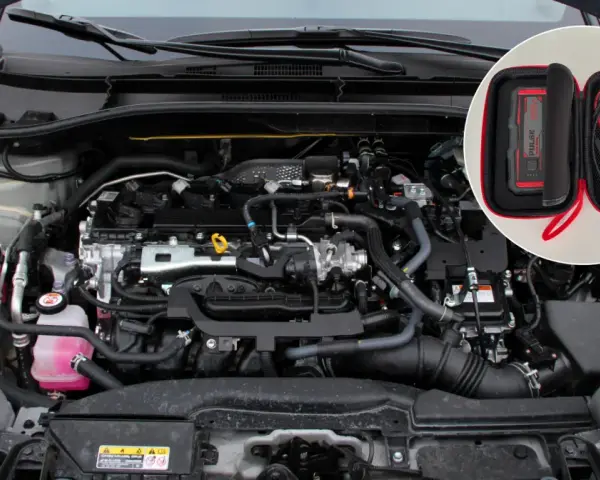 Silnik Toyoty Auris Hybrid. Akumulator 12V znajduje się z przodu, po prawej stronie komory silnika. W zestawie rozruchowym znajduje się booster.