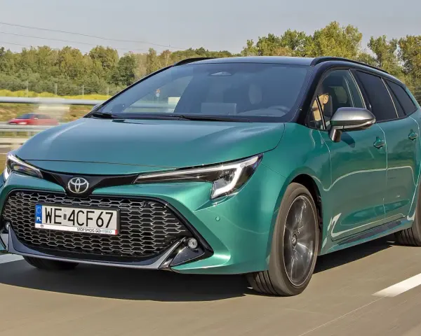 Zielona Toyota Corolla na drodze. Sprawdź aktualną toyota corolla cena i wybierz swój wymarzony model.