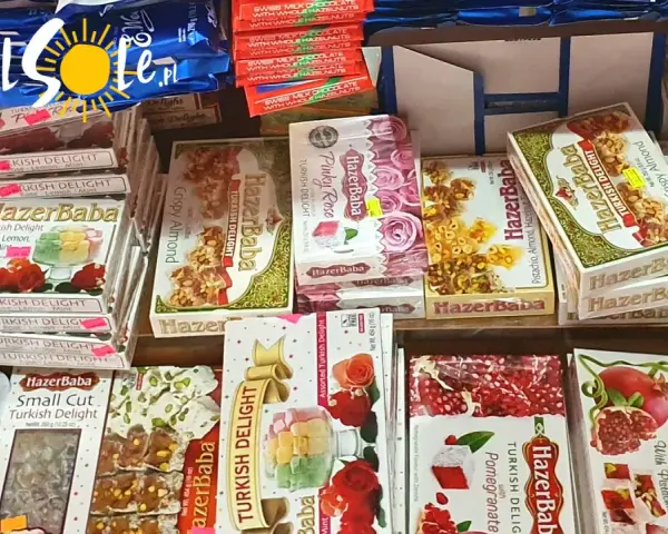 Co warto kupić na Cyprze? Mnóstwo słodkości: chałwy, baklavy, Turkish Delight w różnych smakach, np. różany, pistacjowy, z granatem.