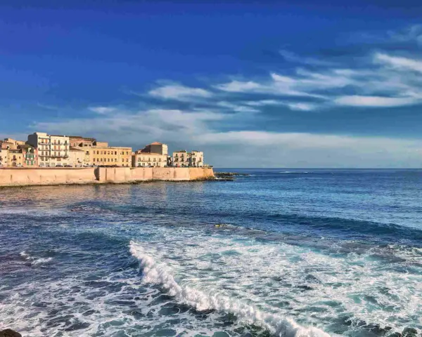 Siracusa: cosa vedere a Siracusa e dintorni in 5 giorni. La costa con palazzi storici e il mare blu.