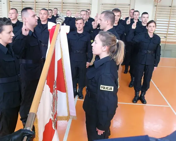 Nowi policjanci składają ślubowanie. To początek ich służby, ważny moment w karierze.