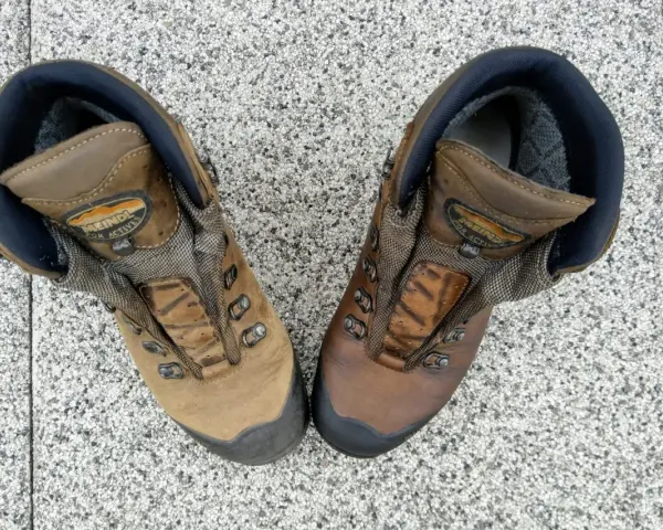 Paire de chaussures de randonnée Meindl, une plus sale que l'autre. Apprenez comment nettoyer des chaussures de randonnée pour les garder en bon état.