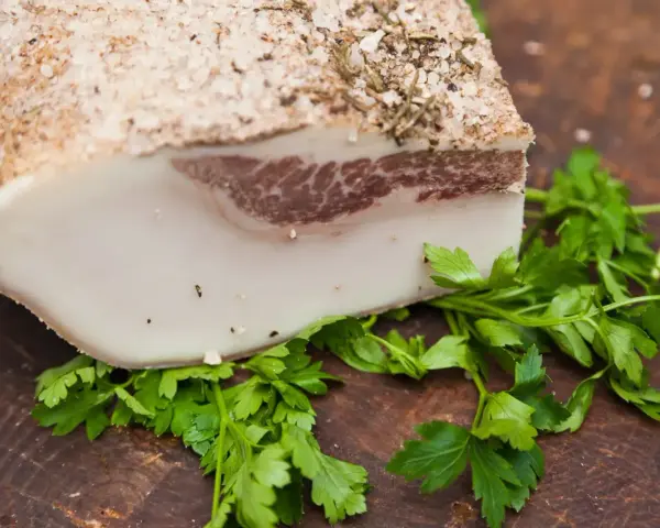 Lardo di Colonnata, un blocco di grasso salato e speziato, pronto per essere affettato. Scopri come si fa il lardo di Colonnata.