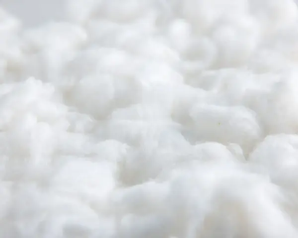 Flocchi bianchi e soffici, simili a nuvole, che evocano la morbidezza del cotone. Meglio cotone o microfibra?