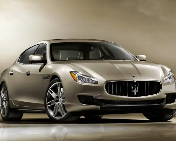 Elegancki Maserati Quattroporte w kolorze szampańskim. Nawet tak luksusowe auta mogą mieć swoje maserati quattroporte awarie i problemy.