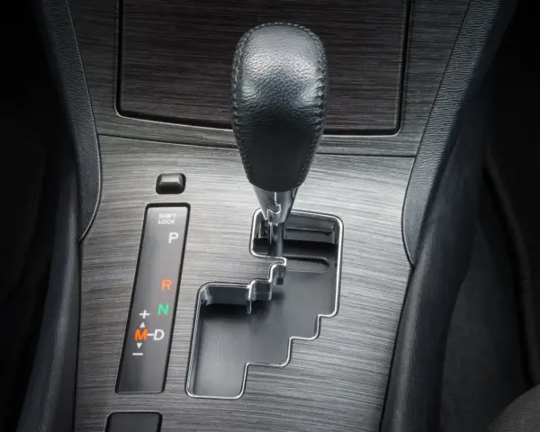 Dźwignia zmiany biegów w samochodzie. Pytanie "tiptronic co to" może dotyczyć tej automatycznej skrzyni biegów z możliwością ręcznej zmiany.