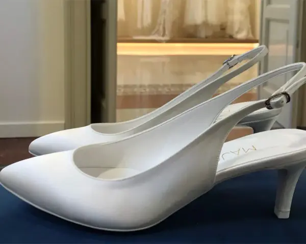 Eleganti scarpe da sposa bianche con cinturino posteriore, perfette per chi cerca dove comprare scarpe da sposa uniche.