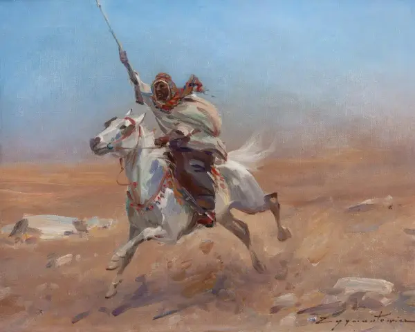 Biały koń galopuje przez pustynię, dosiada go wojownik w tradycyjnym stroju, z uniesioną włócznią. Obraz w stylu orientalizm.