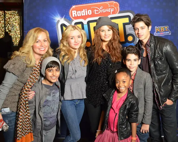 Obsada programu telewizyjnego Jessie pozuje do zdjęcia z Radio Disney.