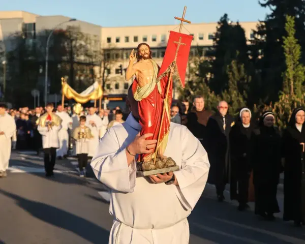 Procesja z figurą Chrystusa. Wiele osób, w tym zakonnice i księża, idzie ulicą. To część obchodów, które przypominają, ile trwa okres wielkanocny.