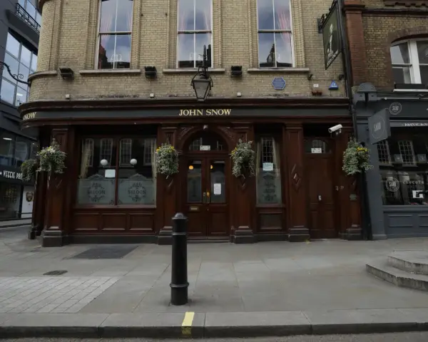 Le pub John Snow, nommé en l'honneur du médecin qui a cartographié le choléra, est une façade de pub en bois sombre.
