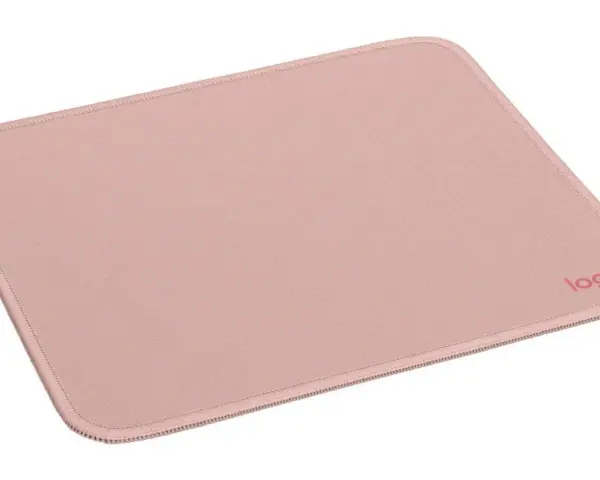 En mjuk, rosa musmatta med diskret Logitech-logotyp. Perfekt för en stilfull arbetsplats.