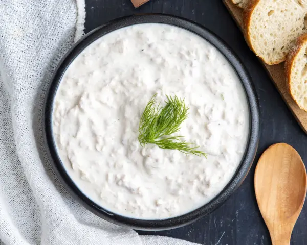Cremiger Thunfisch-Dip mit Dill garniert, bereit zum Genießen mit frischem Brot.