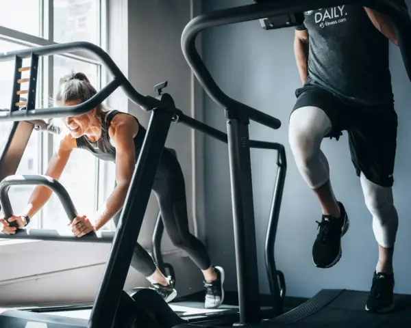 Ile kalorii spala trening siłowy? Prawda o EPOC i metabolizmie