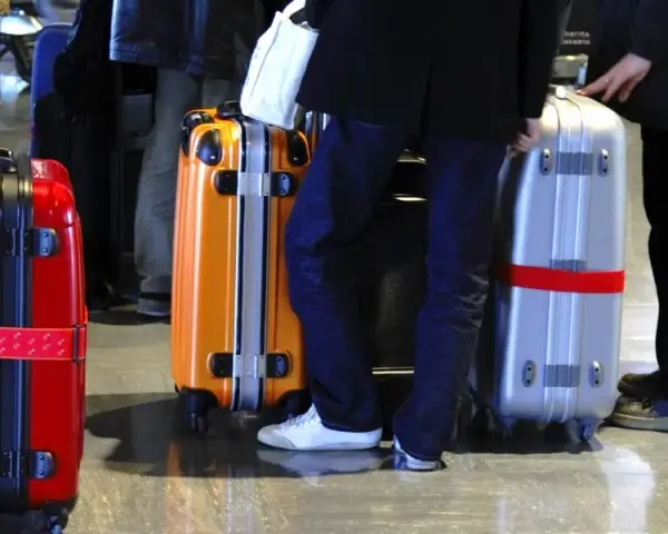 Jak oznaczyć walizkę przed lotem, by uniknąć jej zgubienia?