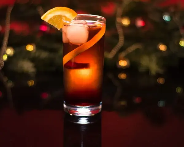 Koktajl z pomarańczą i lodem. Szukasz, czym zastąpić likier maraschino?