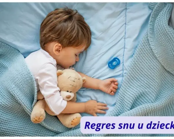 Małe dziecko śpi z misiem, otulone błękitnym kocykiem. Obok smoczek. To może być moment regresu snu u dziecka.