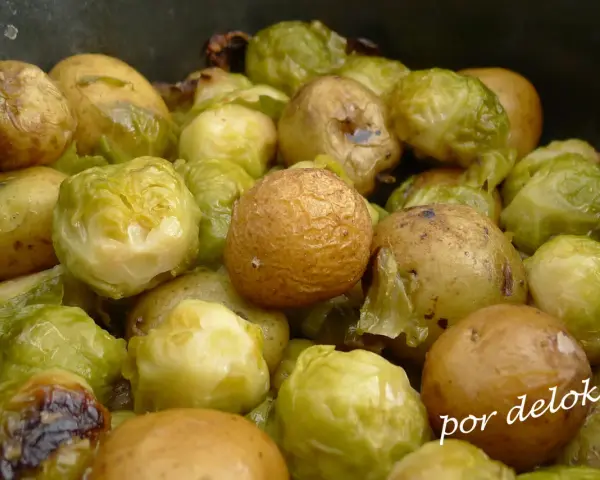 Patatas y coles de Bruselas asadas, listas para disfrutar.