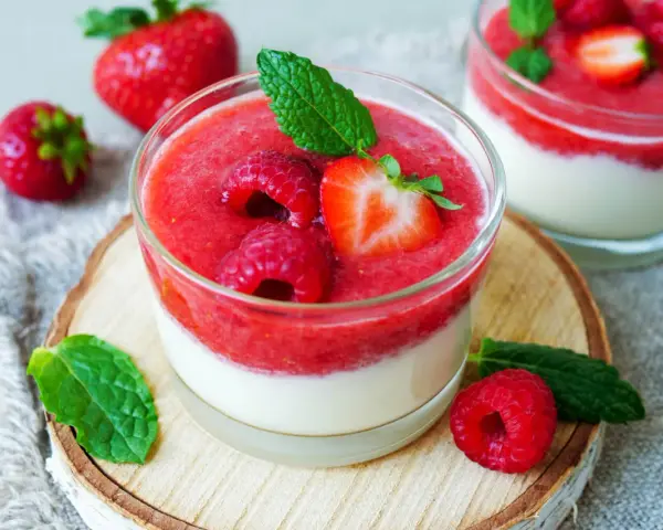 Erfrischendes Joghurt-Dessert mit Erdbeerpüree und Beeren, ein leichtes joghurtbombe rezept.
