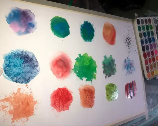 Manchas de acuarela con vibrante textura acuarela, explorando diferentes técnicas y colores.