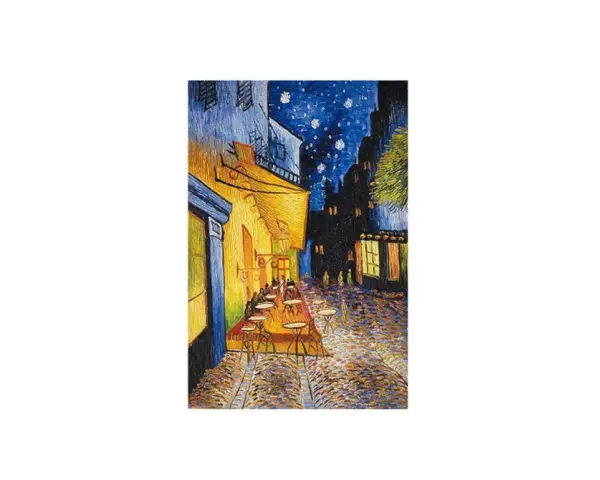 Nocna kawiarnia Van Gogha, rozświetlona żółtym blaskiem, pod rozgwieżdżonym, granatowym niebem. Brukowana uliczka, puste stoliki, atmosfera spokoju.