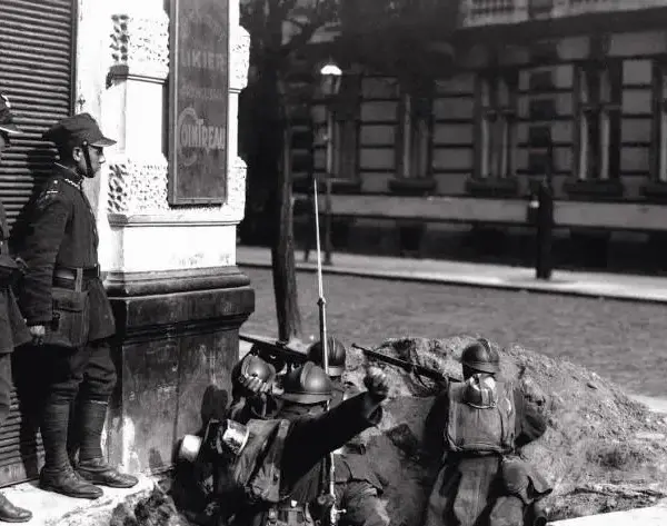 Dlaczego wybijano szyby niektórych warszawskich fotografów w czasie okupacji?