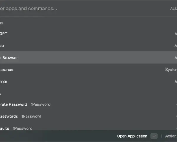 Wyszukiwanie aplikacji i poleceń w Raycast. Widoczne sugestie: ChatGPT, Claude, Brave Browser, Appearance, Evernote. Poniżej polecenia 1Password.