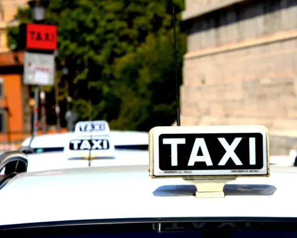 Mehrere Taxis in Italien, bereit, Touristen zu befördern. Die Taxi Kosten in Italien können je nach Stadt und Tageszeit variieren.
