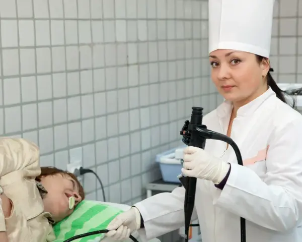 Lekarka przygotowuje pacjenta do gastroskopii. Przed badaniem ważne jest, co można jeść dzień przed gastroskopią – zazwyczaj lekkostrawne posiłki.