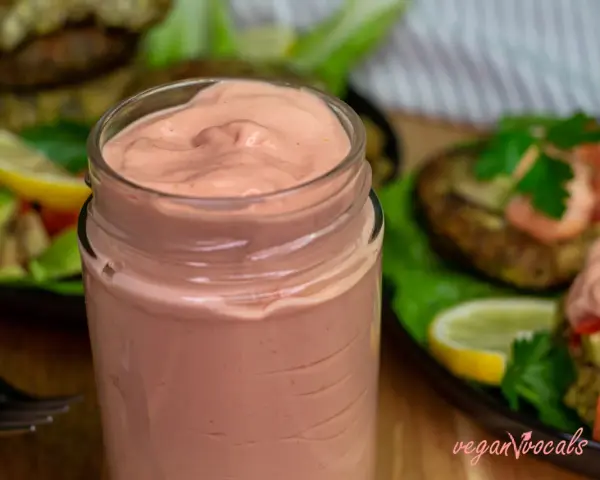 Un frasco de cremosa salsa rosada, perfecta para acompañar tus platillos veganos.