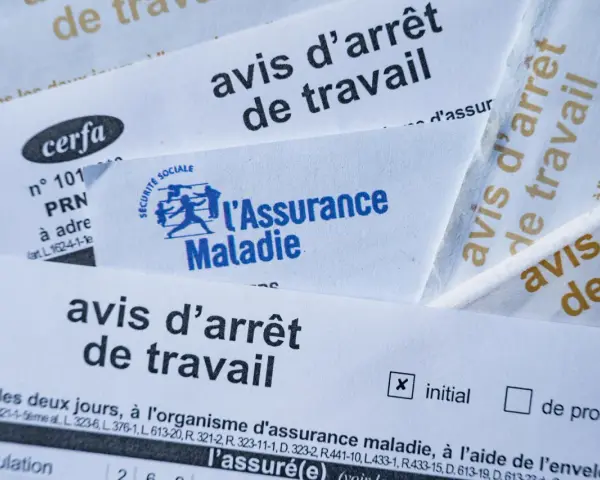 Plusieurs avis d'arrêt de travail, certains avec le logo de l'Assurance Maladie, suggèrent une gestion de congés payés et d'arrêt maladie rétroactif.